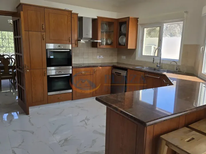 5-bedroom villa for rent 250 m² in Limassol, Monagroulli