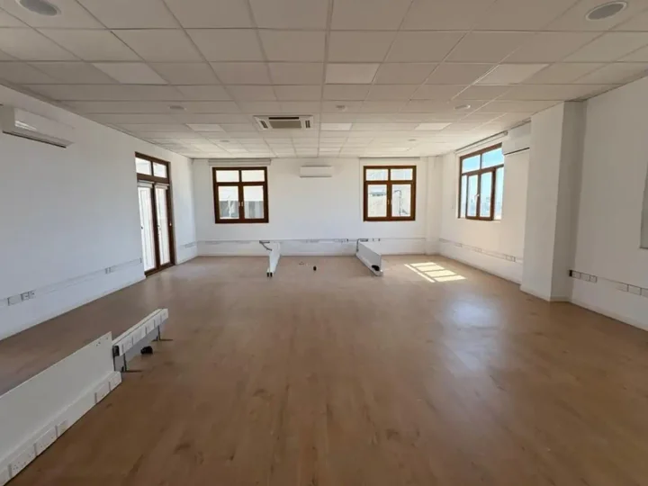 Office 380 m² for rent in Limassol, Limassol - Linopetra