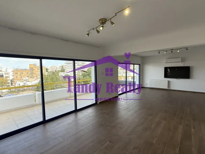 4-bedroom apartments for rent 207 m² in Nicosia, Nicosia - Lykabittos