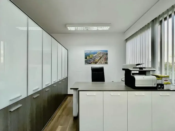 Office 100 m² for rent in Limassol, Limassol - Agios Nicolaos