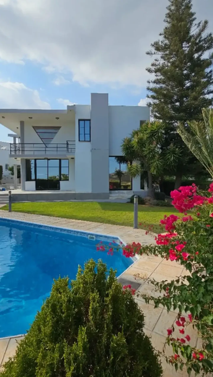 4-bedroom villa for rent 300 m² in Limassol, Palodeia