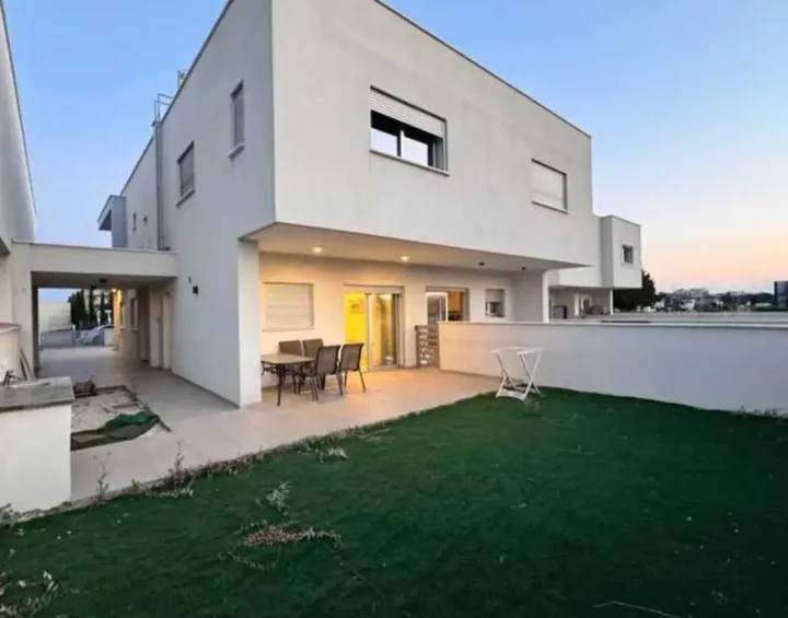 3-bedroom semi-detached house for rent 180 m² in Limassol, Limassol Marina