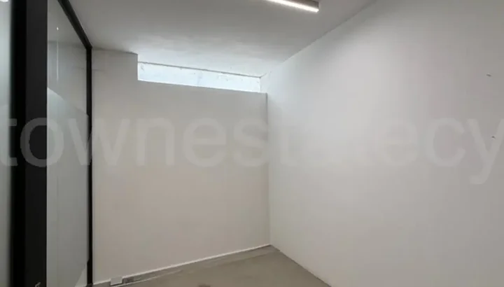 Office 80 m² for rent in Limassol, Germasogeia Tourist Area