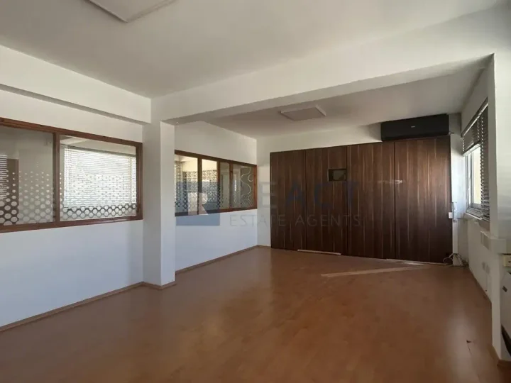 Office 180 m² for rent in Nicosia, Agioi Omologites