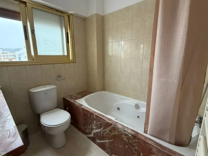 Office 90 m² for rent in Paphos, Paphos - Agios Theodoros