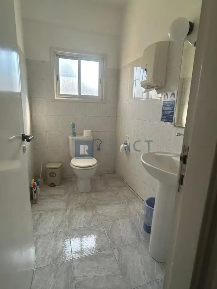 Office 180 m² for rent in Nicosia, Agioi Omologites
