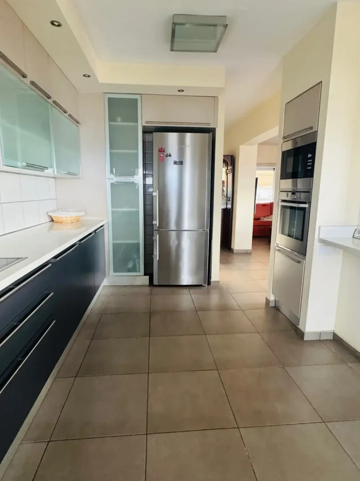 4-bedroom apartments for rent 195 m² in Nicosia, Nicosia - Lykabittos