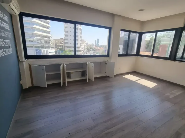 Office 168 m² for rent in Limassol, Limassol - Agia Zoni