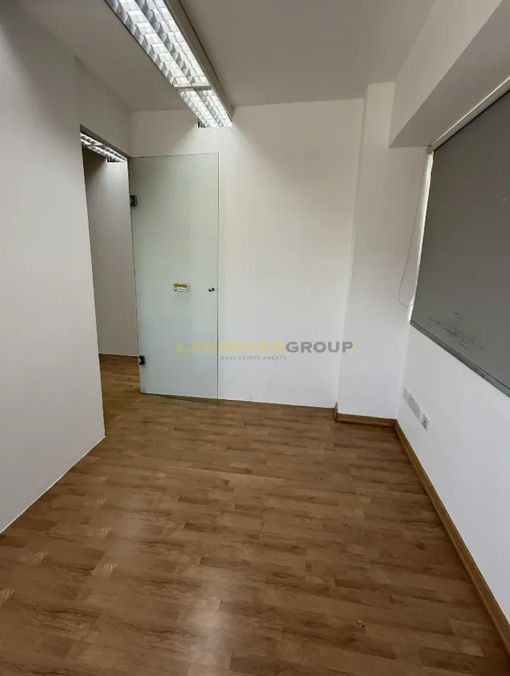 Office 160 m² for rent in Nicosia, Agioi Omologites