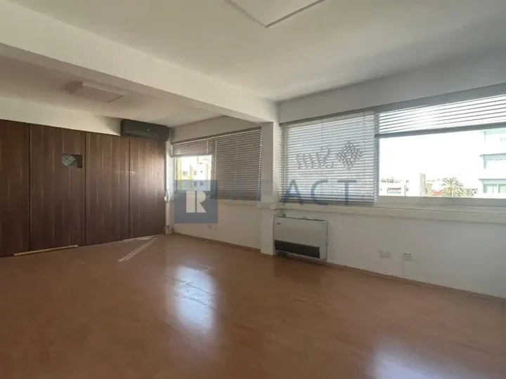 Office 180 m² for rent in Nicosia, Agioi Omologites