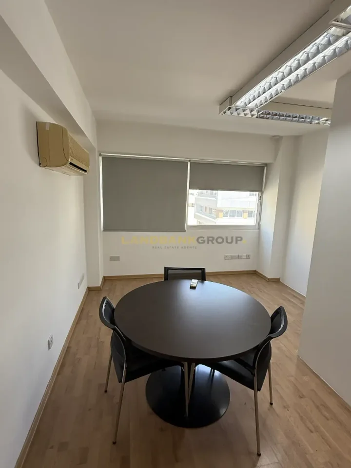 Office 160 m² for rent in Nicosia, Agioi Omologites