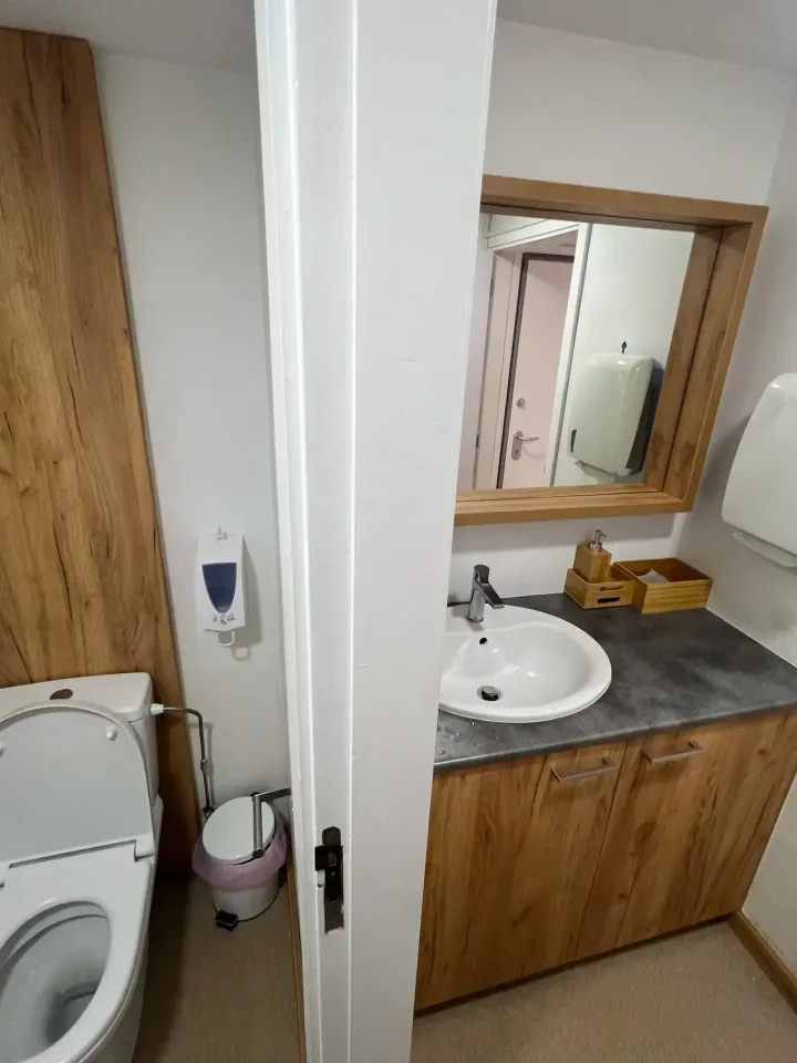 Office 100 m² for rent in Limassol, Limassol - Agia Triada