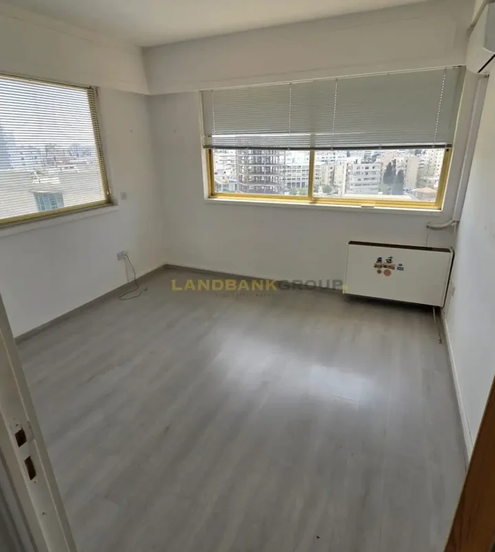 Office 120 m² for rent in Nicosia, Nicosia - Trypiotis