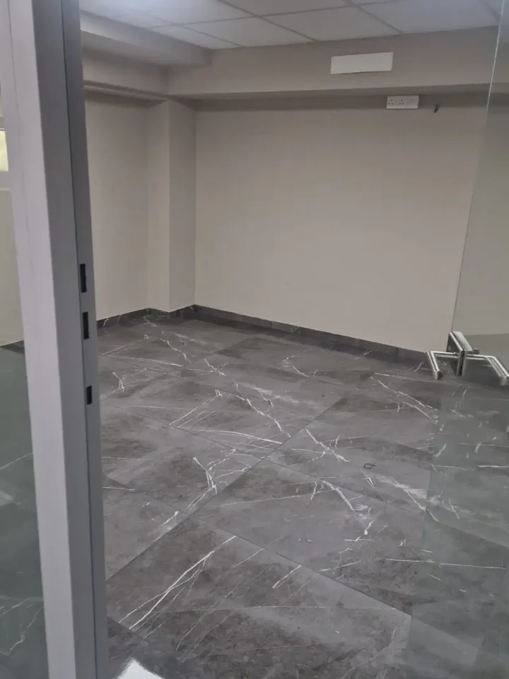 Office 370 m² for rent in Limassol, Limassol - Zakaki