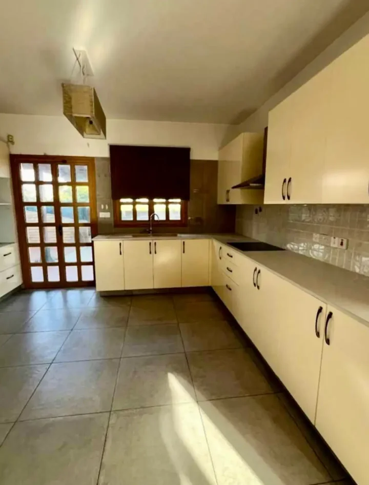 Semi-detached house for rent 256 m² in Limassol, Agios Athanasios