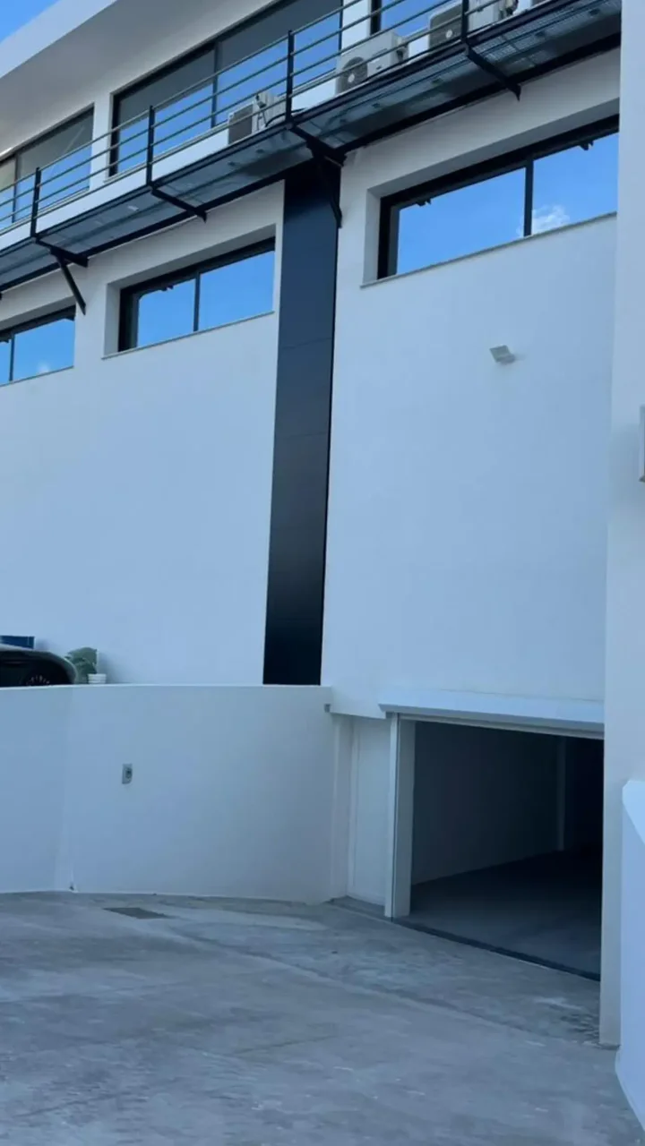 Office 640 m² for rent in Limassol, Agios Athanasios