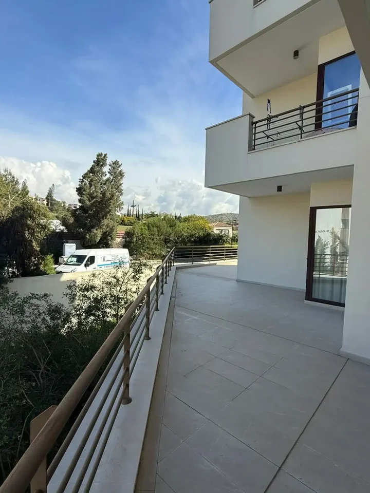 3-bedroom apartments for rent 160 m² in Limassol, Mouttagiaka Tourist Area