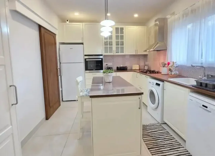 2-bedroom semi-detached house for rent 90 m² in Limassol, Limassol - Neapolis