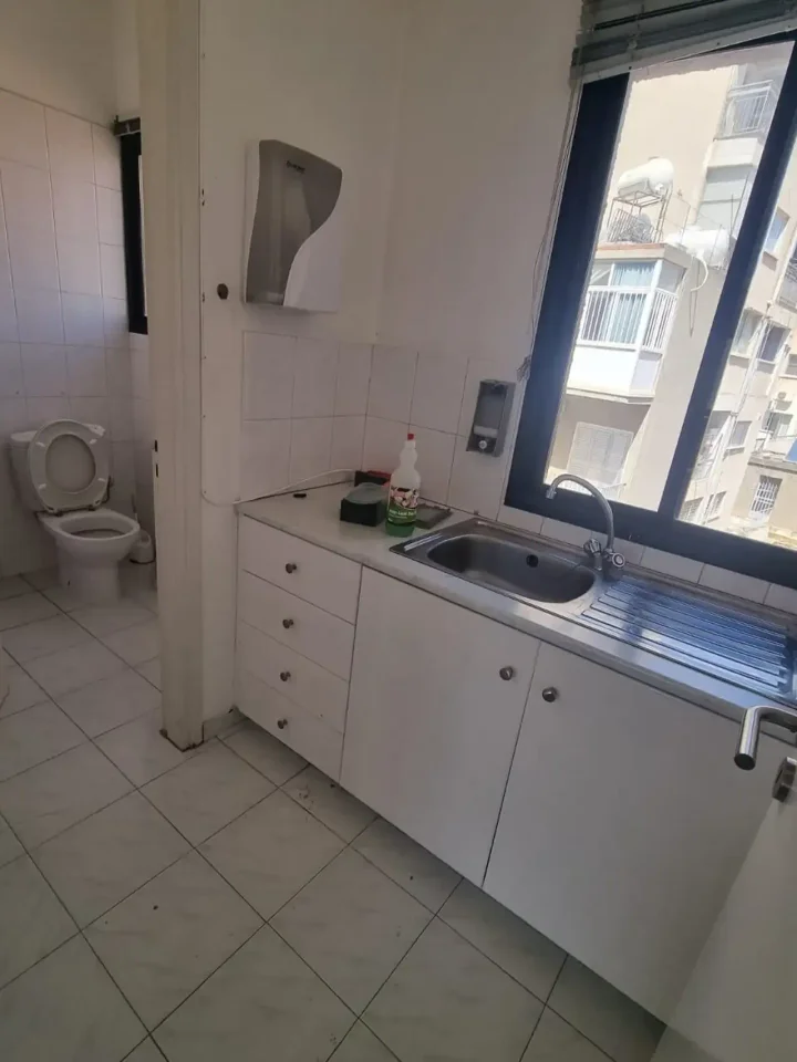 Office 168 m² for rent in Limassol, Limassol - Agia Zoni