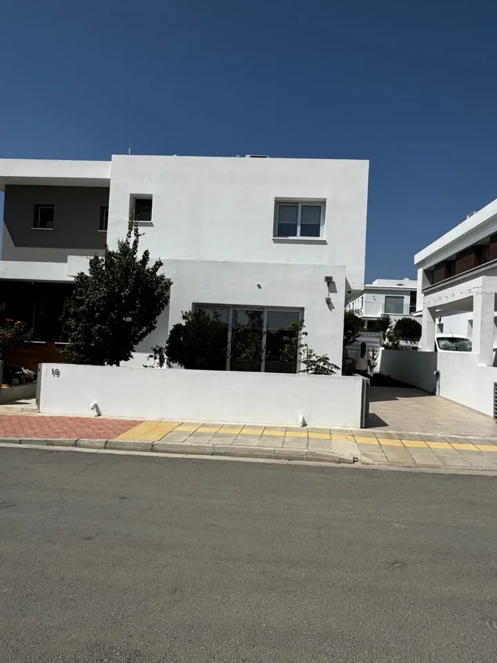4-bedroom detached house for rent 220 m² in Nicosia, Latsia - Archangelos Michail