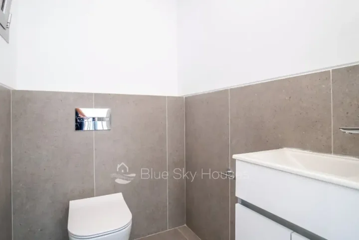 Office 112 m² for rent in Limassol, Limassol - Petrou Kai Pavlou