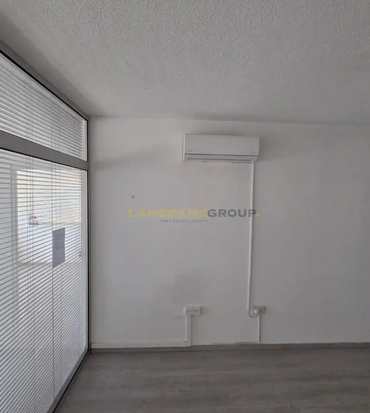 Office 120 m² for rent in Nicosia, Nicosia - Trypiotis