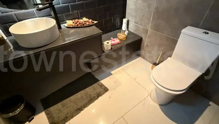 Office 80 m² for rent in Limassol, Germasogeia Tourist Area
