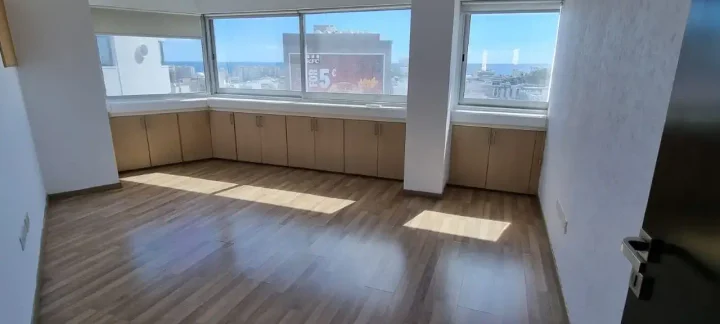 Office 377 m² for rent in Limassol, Limassol - Agia Zoni