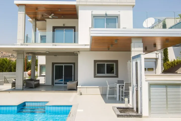 5-bedroom villa for rent 275 m² in Limassol, Agios Tychon