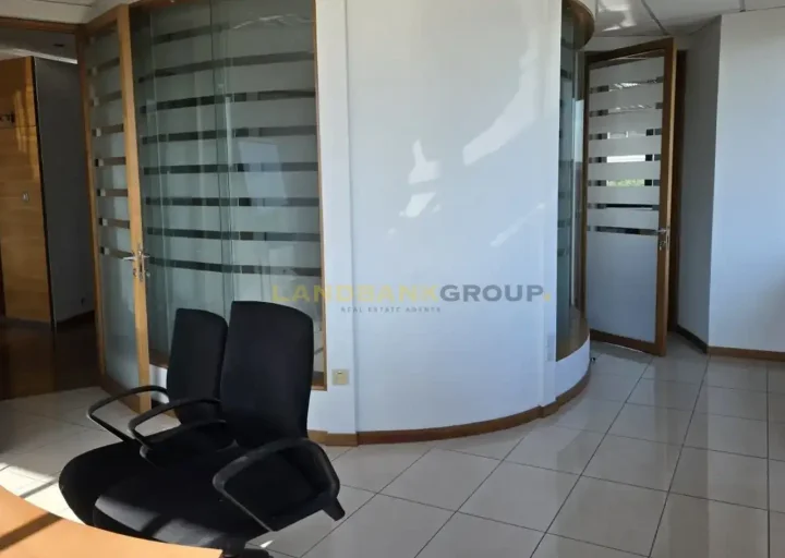 Office 254 m² for rent in Nicosia, Agioi Omologites