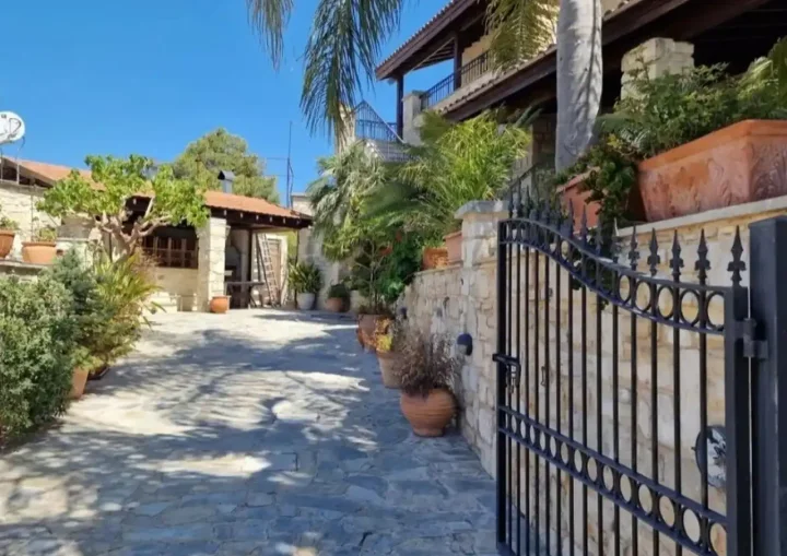3-bedroom detached house for rent 200 m² in Paphos, Choulou