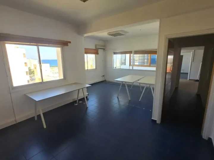 Office 130 m² for rent in Limassol, Limassol - Neapolis