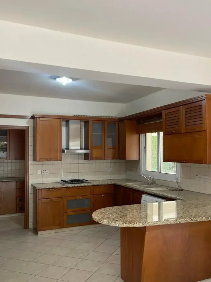Βίλα προς ενοικίαση 350 μ² στην τοποθεσία Limassol, Limassol - Tsirion