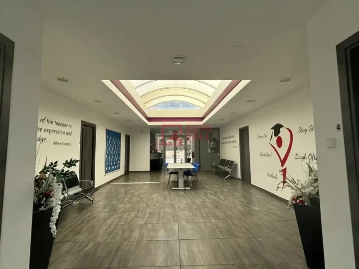 Коммерческая недвижимость 300 м² в аренду в Limassol, Parekklisia