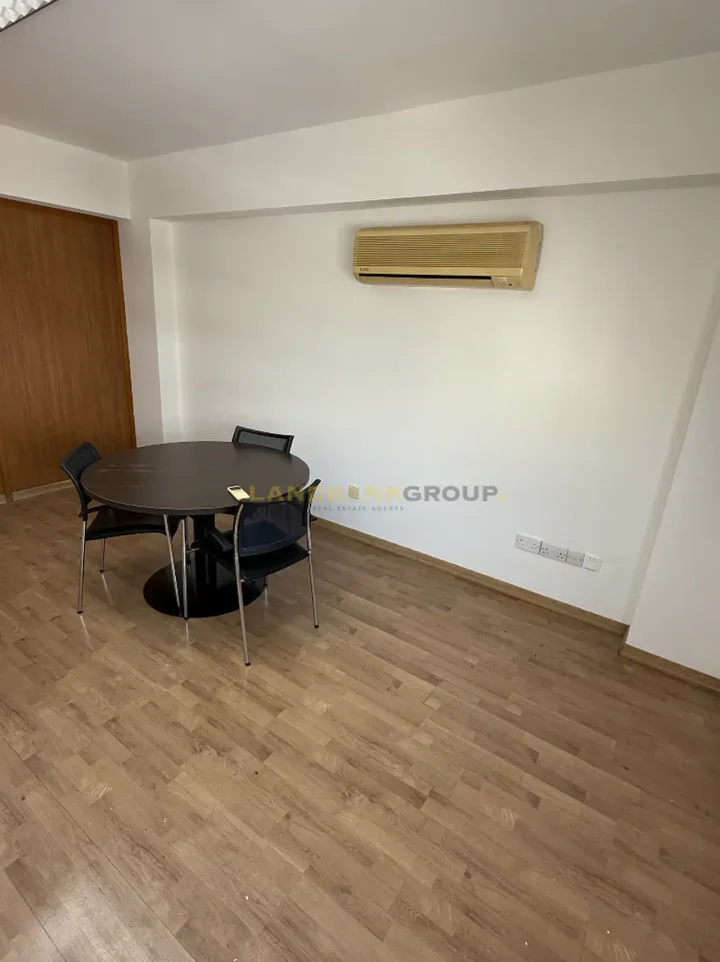 Office 160 m² for rent in Nicosia, Agioi Omologites