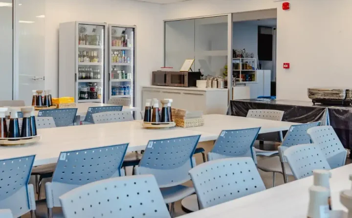 Office 809 m² for rent in Limassol, Agios Athanasios
