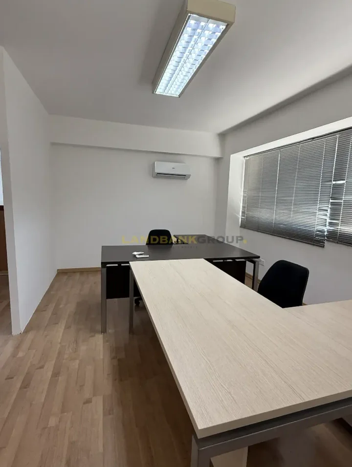 Office 160 m² for rent in Nicosia, Agioi Omologites