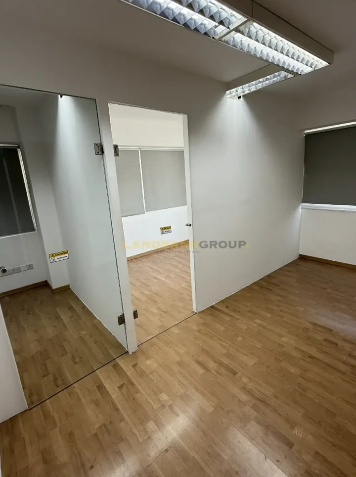 Office 160 m² for rent in Nicosia, Agioi Omologites