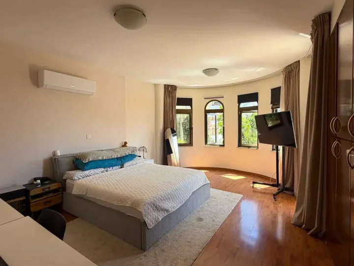 5-спальная вилла в аренду 230 м² в Limassol, Agios Tychon Tourist Area