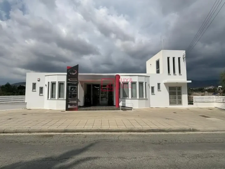 Коммерческая недвижимость 300 м² в аренду в Limassol, Parekklisia
