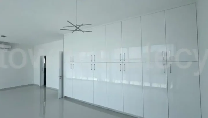 Office 400 m² for rent in Limassol, Germasogeia Tourist Area