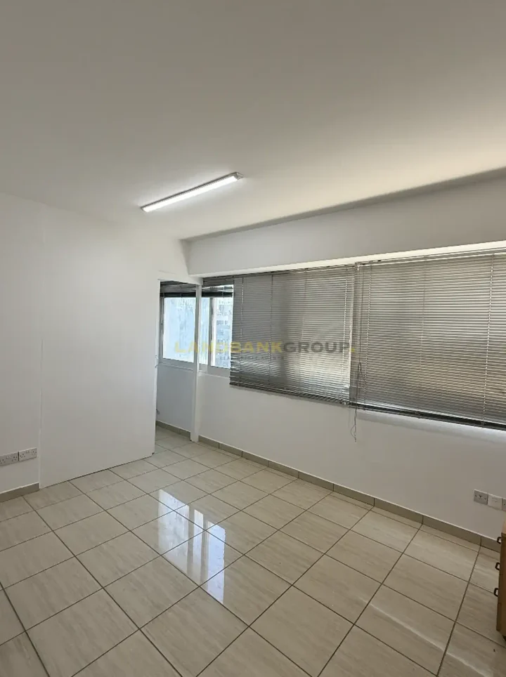 Office 160 m² for rent in Nicosia, Agioi Omologites