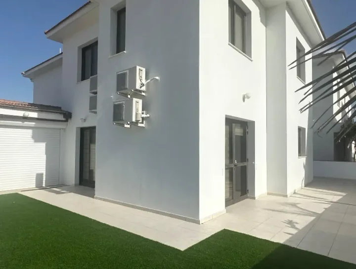 4-bedroom villa for rent 255 m² in Larnaca, Livadia Larnakas