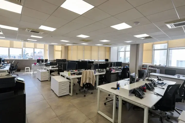 Office 1000 m² for rent in Limassol, Limassol - Kapsalos