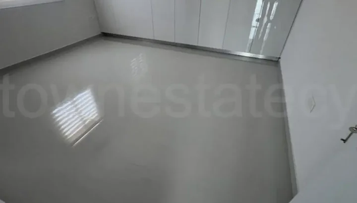 Office 400 m² for rent in Limassol, Germasogeia Tourist Area