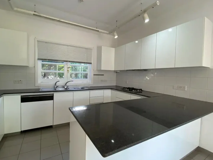 Отдельный дом в аренду 240 м² в Nicosia, Strovolos - Dasoupolis