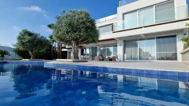 5-bedroom villa for rent 400 m² in Famagusta, Protaras
