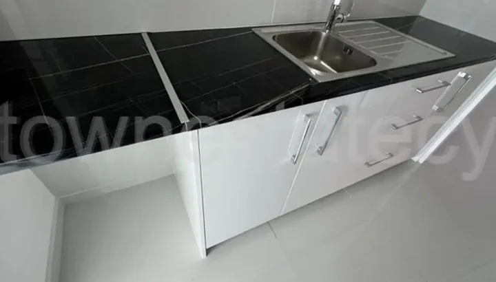 Office 400 m² for rent in Limassol, Germasogeia Tourist Area