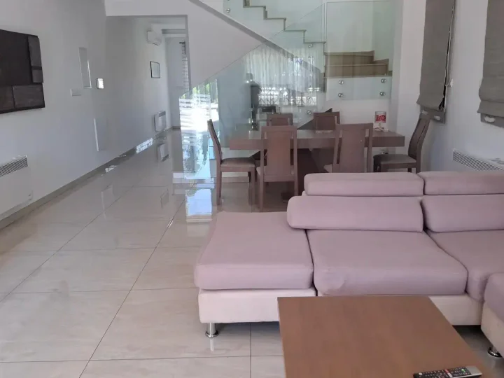 Semi-detached house for rent 185 m² in Limassol, Kato Polemidia