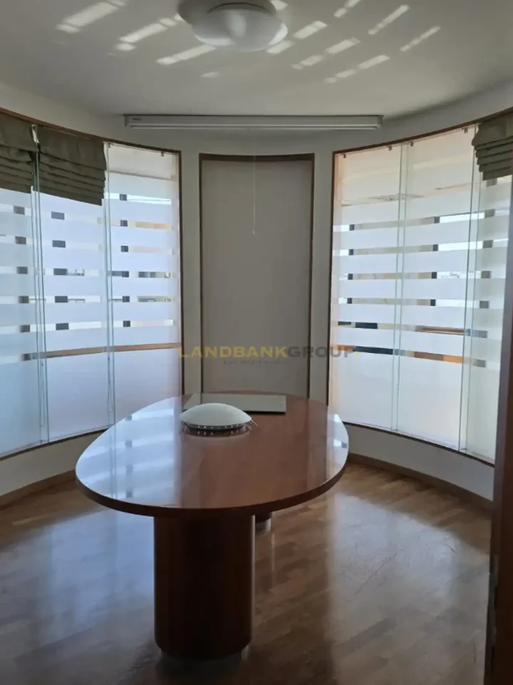 Office 254 m² for rent in Nicosia, Agioi Omologites